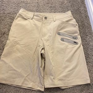 Men’s Golf shorts detailed pockets size 32 10” inseam